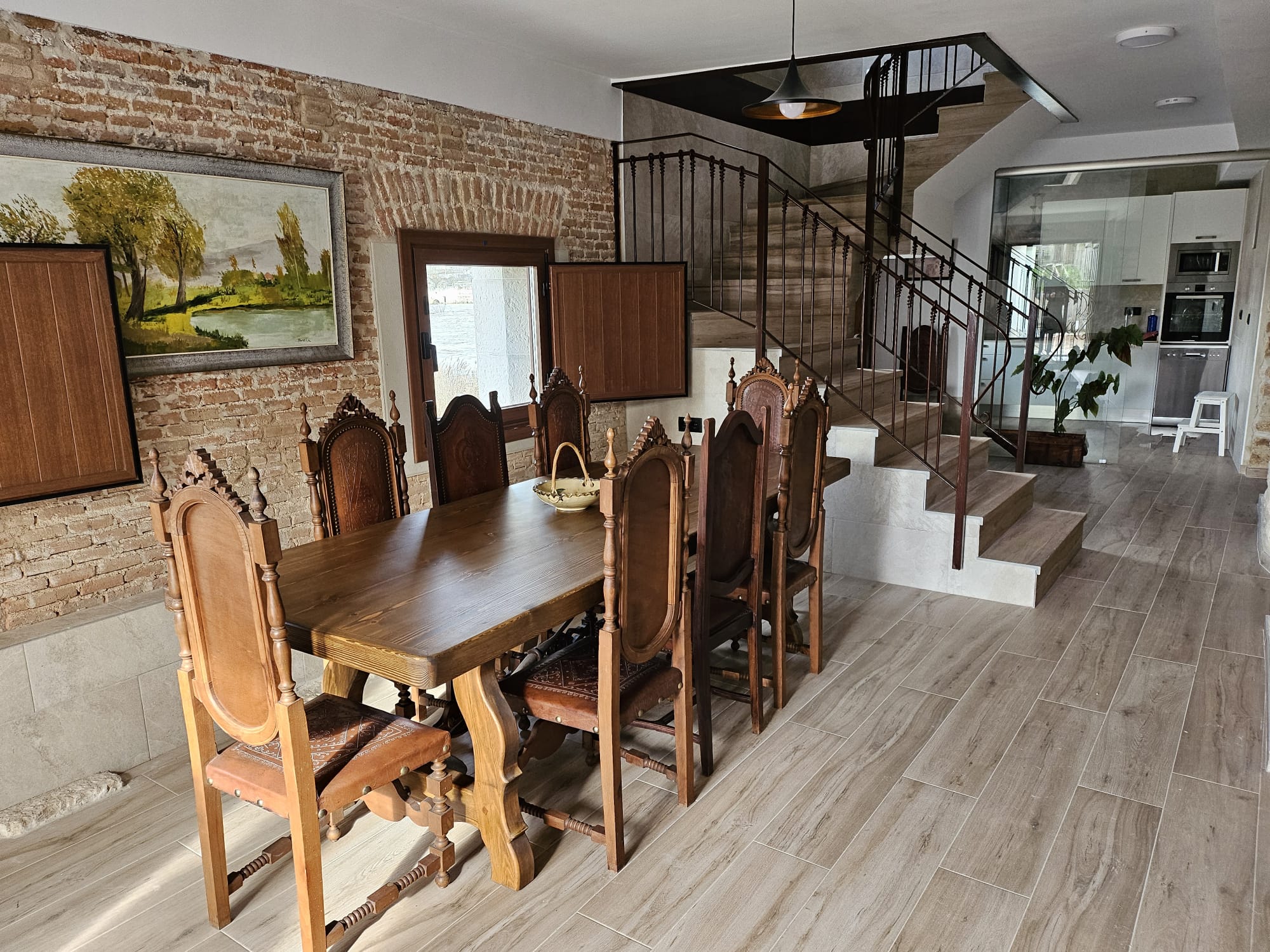 Comedor y escaleras